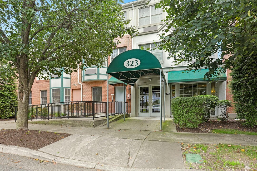 323 Willow St, Unit 3L in Teaneck, NJ - Building Photo