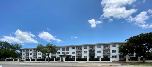 Alhambra Apartments in Miami, FL - Foto de edificio - Building Photo