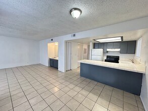 6249 Bellota Dr in Las Vegas, NV - Foto de edificio - Building Photo