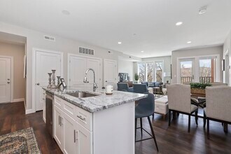 734 South St in Boston, MA - Foto de edificio - Building Photo