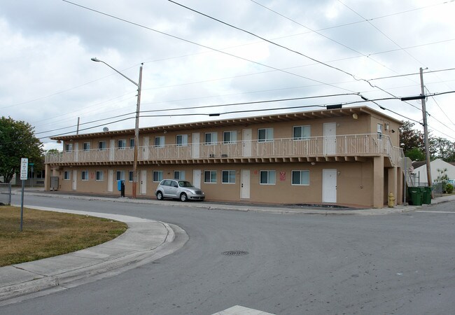 485 SW 4th Ave in Homestead, FL - Foto de edificio - Building Photo