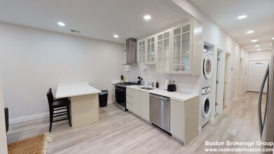 23 Newport St, Unit 1 in Boston, MA - Foto de edificio - Building Photo