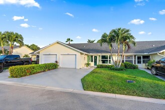 10808 SE Sea Pines Cir in Hobe Sound, FL - Building Photo - Building Photo