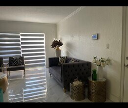 7120 Fairway Dr, Unit L05 in Miami Lakes, FL - Building Photo - Building Photo