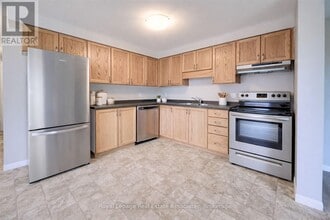 32 Hackberry St in Kitchener, ON - Building Photo - Building Photo