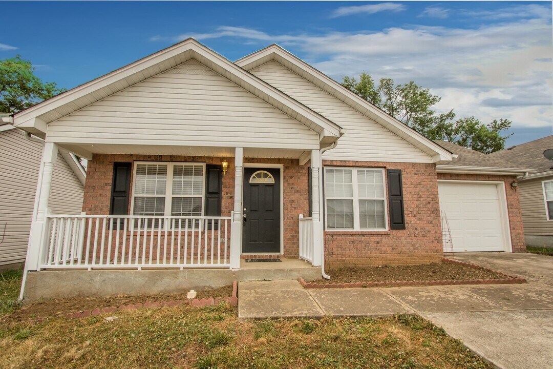 4054 Margo Cir in La Vergne, TN - Building Photo