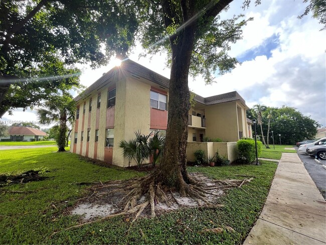 5510 N Lakewood Cir in Margate, FL - Building Photo - Building Photo