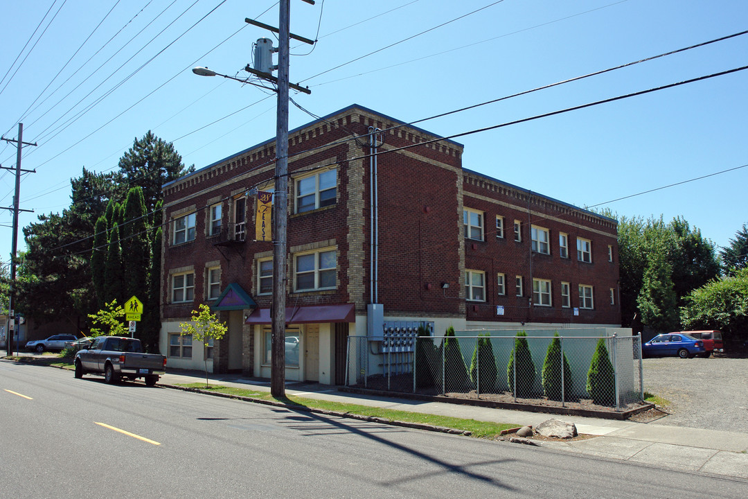 Weller Apartments in Portland, OR - Building Photo