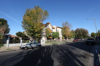 Walnut Point Apartments in Canoga Park, CA - Building Photo - Building Photo