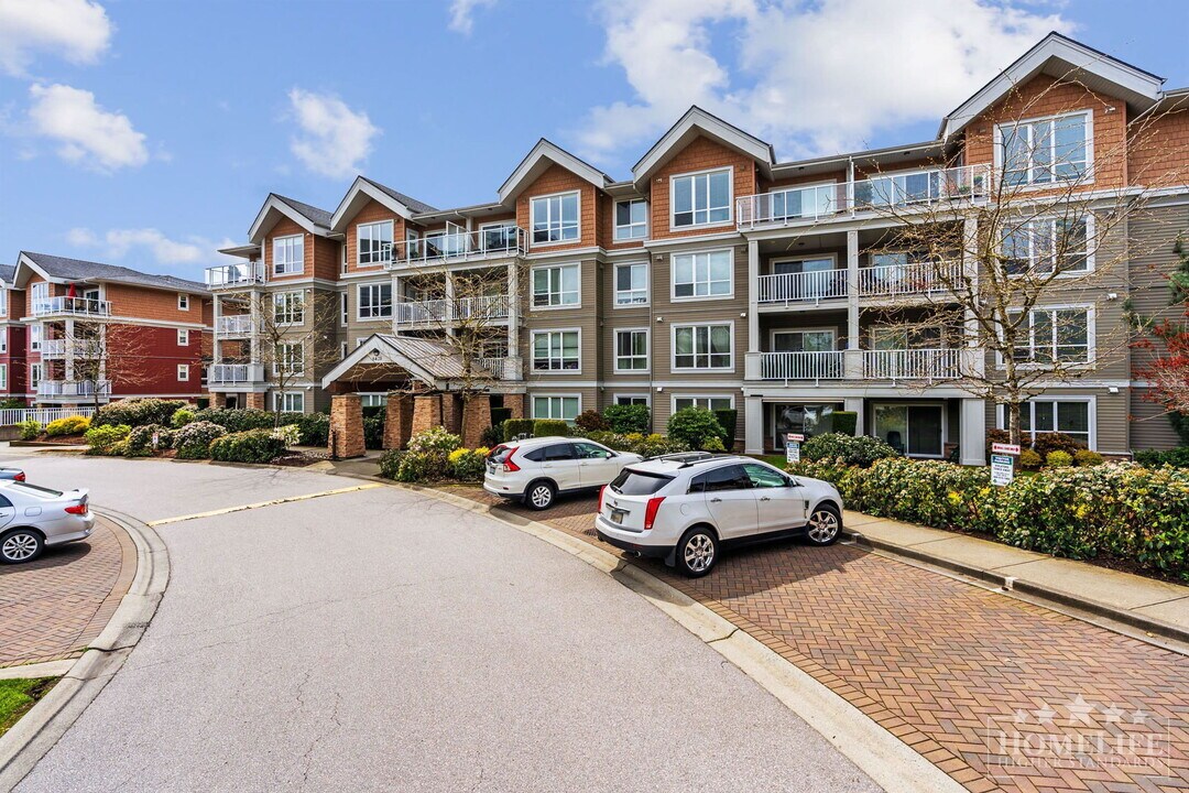 6440-6194 194 St in Surrey, BC - Building Photo