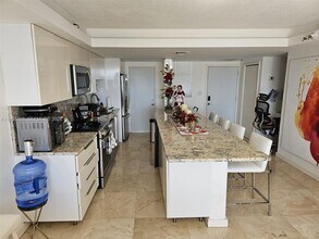 3000 Marcos Dr in Aventura, FL - Building Photo - Building Photo