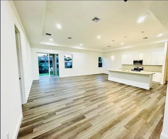 579 SW Paar Dr in Port St. Lucie, FL - Foto de edificio - Building Photo