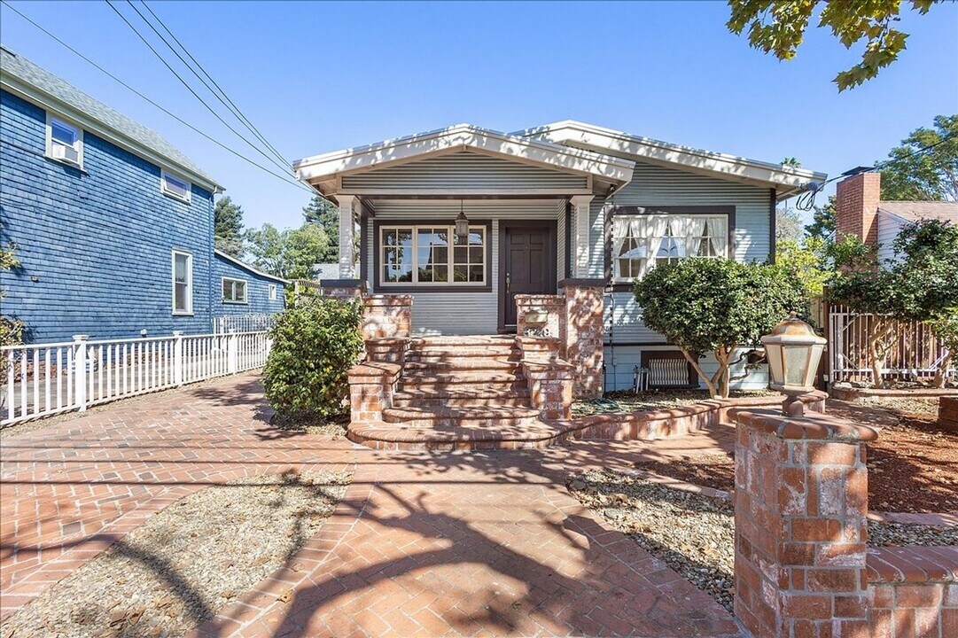 3229 Central Ave in Alameda, CA - Building Photo