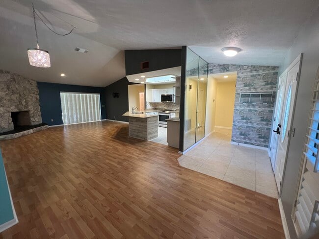 1925 SE Cheltenham St in Port St. Lucie, FL - Building Photo - Building Photo