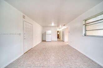 300 NE 143rd St in Miami, FL - Building Photo - Building Photo