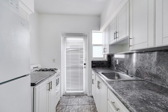 property at 6930 Rue Versailles Dr