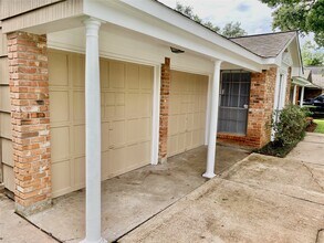 1810 Mill Creek Dr in Houston, TX - Building Photo - Building Photo
