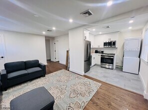 275 Valley Rd in Clark, NJ - Building Photo - Building Photo