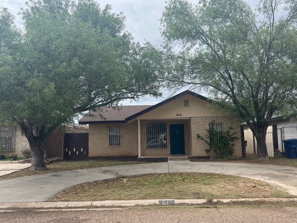 1616 Jacaranda Ct in Laredo, TX - Building Photo
