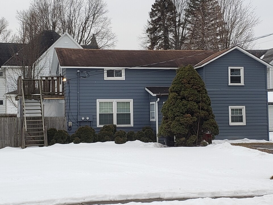 215 3rd St, Unit Upper unit in Watkins Glen, NY - Building Photo