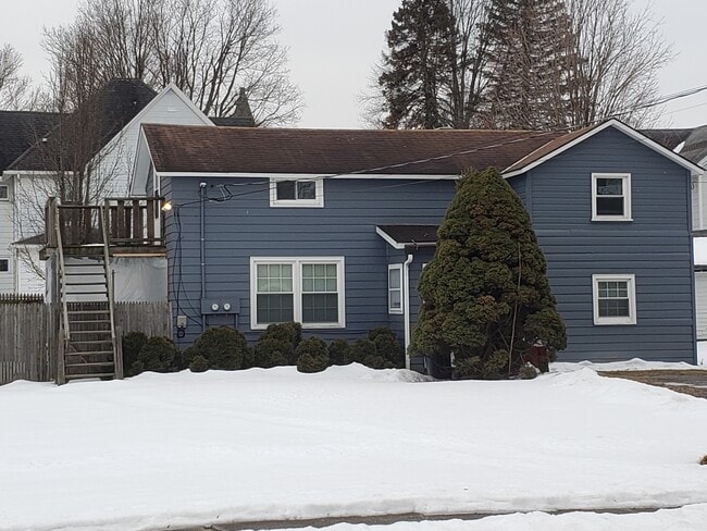 215 3rd St, Unit Upper unit