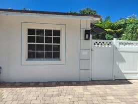 4941 Nicia Way, Unit Studio in Greenacres, FL - Building Photo