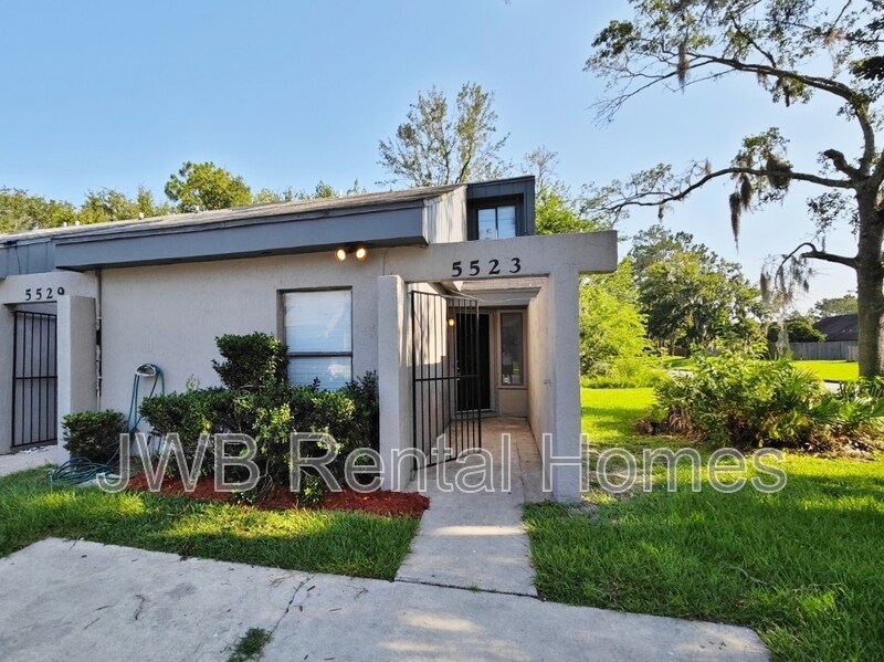 5523 Colony Pine Cir in Jacksonville, FL - Building Photo