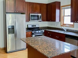 2440 N Southport Ave in Chicago, IL - Building Photo