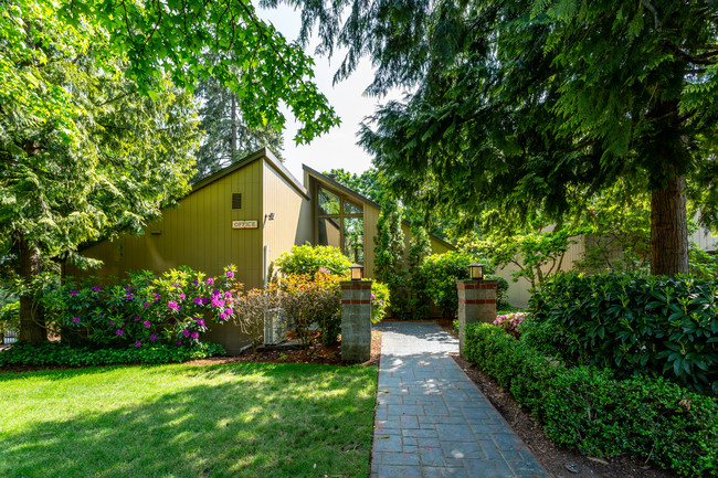 Northgreen Apartments in Eugene, OR - Building Photo - Building Photo