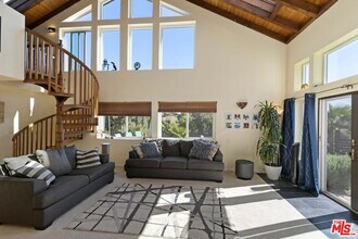 7130 Gateshead Way in Los Angeles, CA - Building Photo - Building Photo