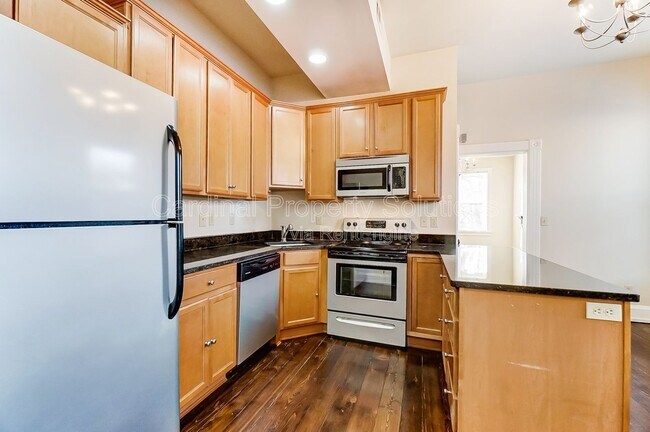 2114 Kemper Ln in Cincinnati, OH - Building Photo - Building Photo