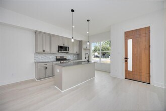 8205 Moon Beam St-Unit -A in Houston, TX - Building Photo - Building Photo