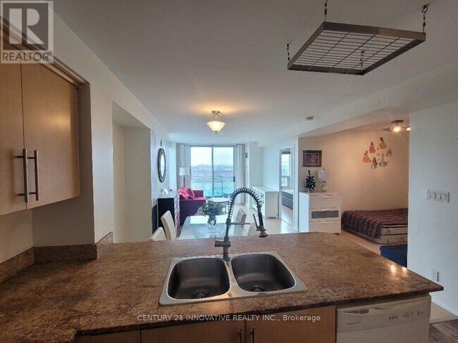 8 Rosebank Dr in Toronto, ON - Building Photo - Building Photo