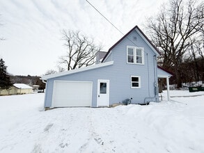 602 Grove St in Decorah, IA - Foto de edificio - Building Photo