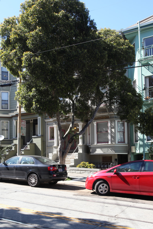 126 Carl St in San Francisco, CA - Foto de edificio - Building Photo