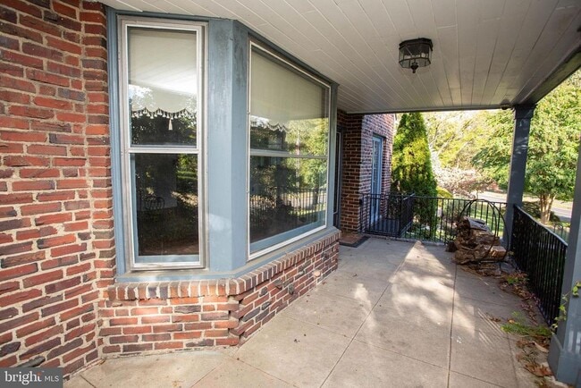 property at 319 N Newton Lake Dr