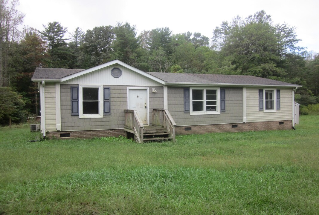 1422 Fayer Dale Dr in Stuart, VA - Building Photo