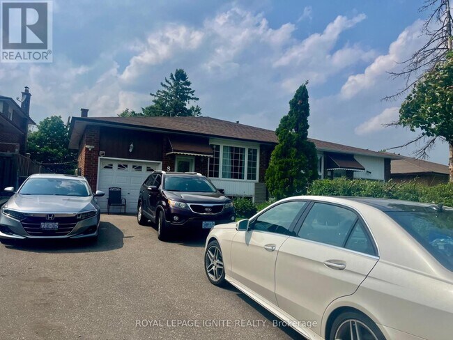 8 Madison St in Brampton, ON - Building Photo - Building Photo