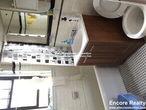 349 Pleasant St, Unit B2-6 in Malden, MA - Foto de edificio - Building Photo