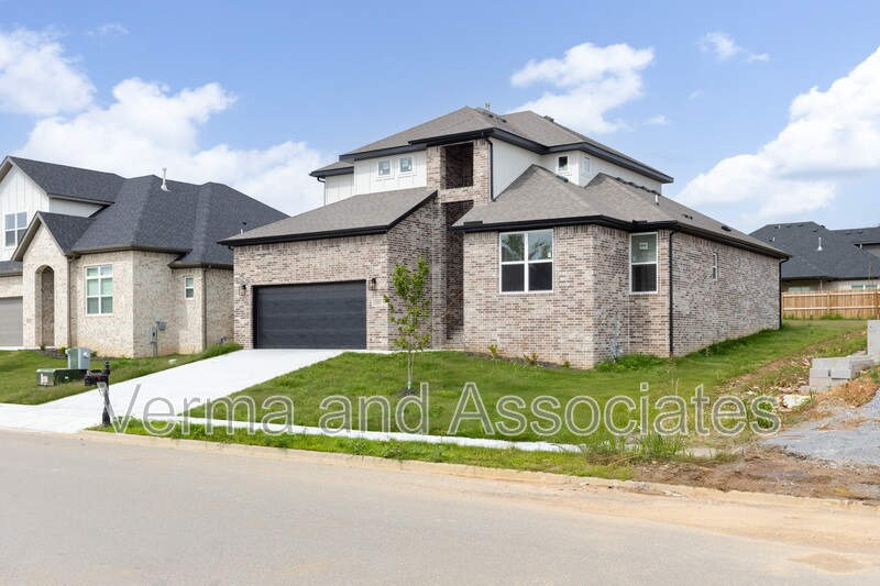 1081 Whistler St in Centerton, AR - Building Photo