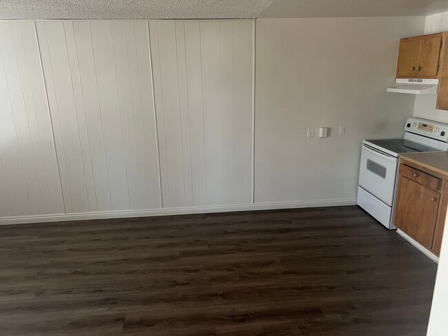 3720 Royal Crest St in Las Vegas, NV - Building Photo - Building Photo