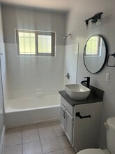 9617 1/2 S Hoover St in Los Angeles, CA - Building Photo - Building Photo