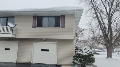 107 Tonset Ct in Schaumburg, IL - Building Photo - Building Photo