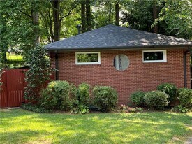 1975 Clearwater Dr SE in Marietta, GA - Building Photo