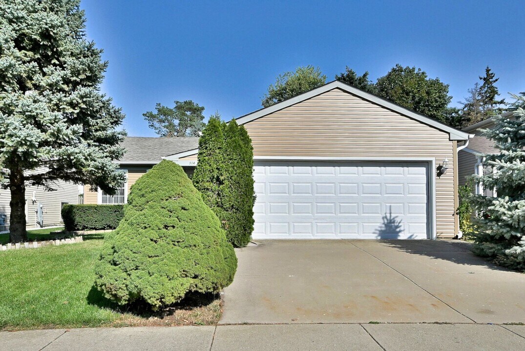 714 N Lakeside Dr in Vernon Hills, IL - Building Photo