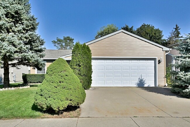 property at 714 N Lakeside Dr