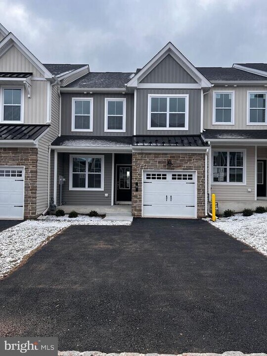 9 Turf Ct in Royersford, PA - Building Photo