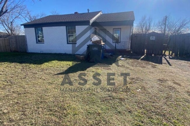 property at 824 W 2nd St