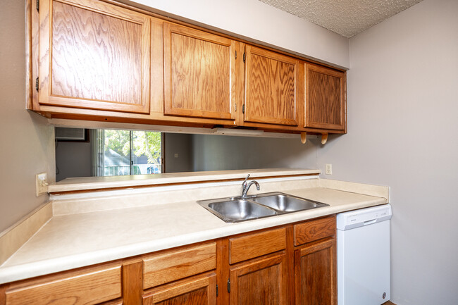 1006 Oakcrest Street Apartments in Iowa City, IA - Foto de edificio - Interior Photo