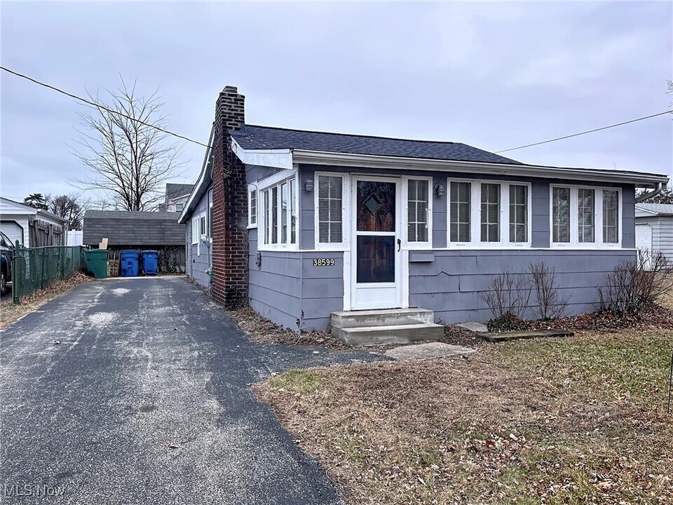 38599 Plains Ct in Willoughby, OH - Building Photo